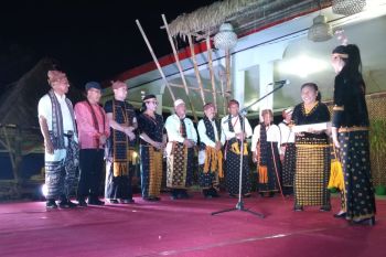 Julie Laiskodat duta baca NTT