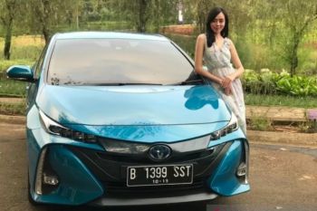 Toyota Prius PHEV harga kurang Rp1 miliar