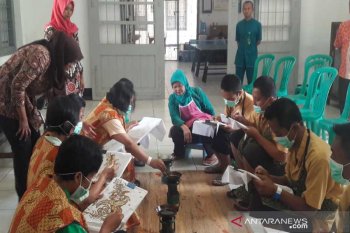 Patients at Magelang's mental hospital learn batik crafting