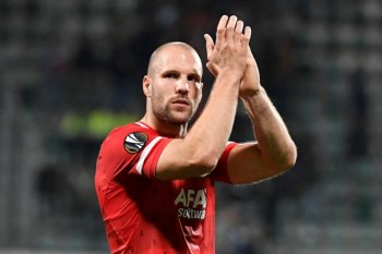 Bek AZ seharusnya menang atas MU, kata Ron Vlaar