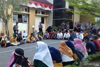 Aliansi Mahasiswa Solok demo DPRD tolak UU KPK