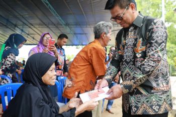 Warga Kurang Mampu dan Lansia Terus Diperhatikan