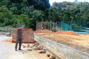 Bupati Hendrajoni tinjau pembangunan Sport Centre GOR Zaini Zein Painan
