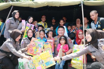 Personel Polda Sulsel hibur anak pengungsi Wamena