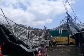 Puting beliung porak-porandakan kios Pasar Padang Luar Agam, tiga warga terluka