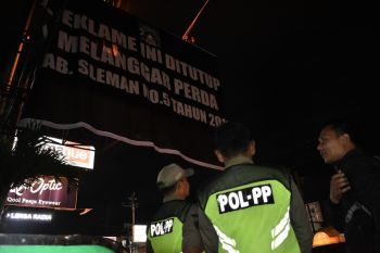 Satpol PP Sleman meminta pemilik bongkar sendiri reklame tak berizin