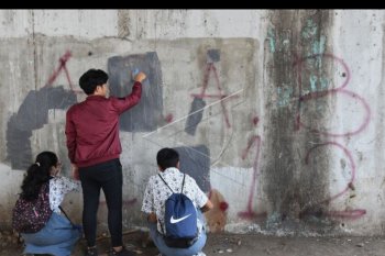 Aksi menghapus coretan vandalisme