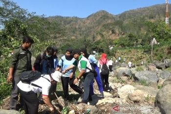 Ratusan mahasiswa UMK dan masyarakat Kudus bersihkan aliran Sungai Gelis