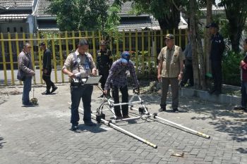Badan Geologi survei permukaan tanah di area sumur minyak Kota Surabaya