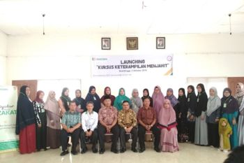20 warga Agam dan Bukittinggi ikuti  kursus menjahit Yakesma
