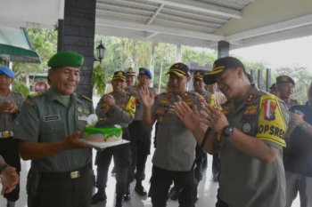 Polisi Tanjungpinang bawa kue ulang tahun ke markas TNI