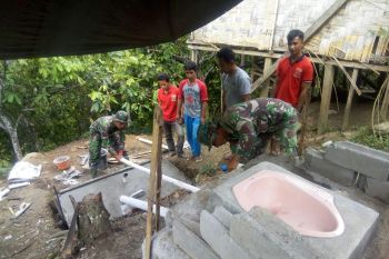 Prajurit TNI mulai bangun jamban di desa sasaran TMMD
