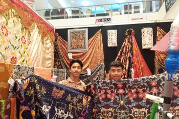 SMKN 8 Padang pamerkan batik tanah liek sebagai produk unggulan