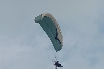 Paralayang meriahkan HUT ke- 74 TNI