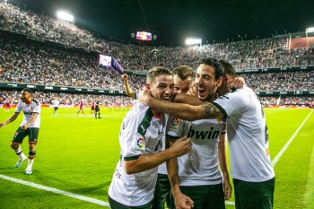 Valencia bekuk Alaves 2-1