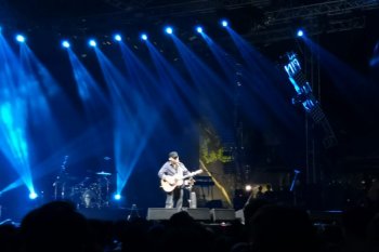 Iwan Fals beri kejutan di panggung Synchronize Festival
