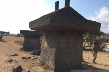 Sensasi magis dari kuburan batu di Ratenggaro
