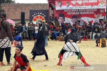 Ratusan seniman "ebeg" di Banyumas menggelar atraksi "Mendem Jokowi"