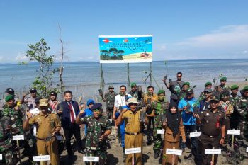 Lantamal  VIII Manado dan jajaran  tanam 17.000 bibit Mongrove