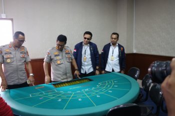 Polisi ringkus 133 orang saat gerebek kasino di Apartemen Robinson