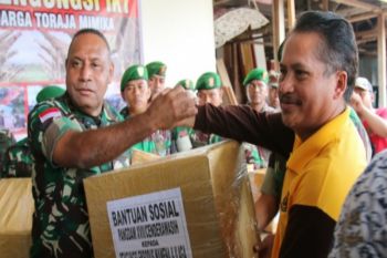 Pangdam XVII/Cenderawasih kunjungi pengungsi Wamena yang berada di Timika