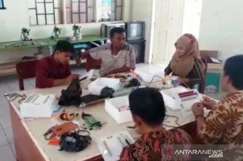 Dosen UNP buat media pembelajaran bagi guru SMK Pesisir Selatan gunakan gerbang logika