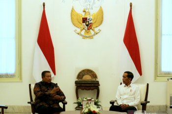 Jokowi menerima kedatangan SBY