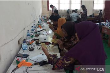 Dosen FT-UNP gelar pelatihan pembuatan catu daya variable bagi guru SMKN