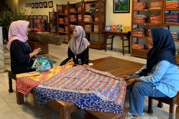 Usaha Batik Tabir Riau Rani jual 50-100 lembar kain batik/bulan