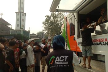 ACT Sumsel  bagikan makanan gratis kepada warga dhuafa