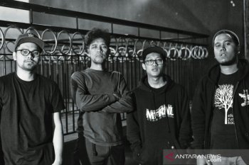 Jimi Jazz dan Monkey To Millionaire merilis album dalam format kaset