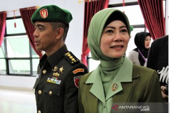 Ketika meruah sang prajurit TNI di tangan istri