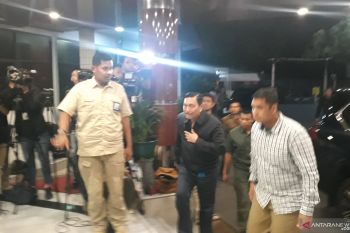 Luhut besuk Wiranto dengan busana hitam