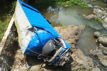 Dua orang tewas pada peristiwa jatuhnya truk ke sungai