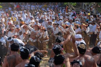 Tradisi perang ketupat