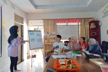 Staf Sikola Mombine dibekali teknik mencegah tindak kekerasan seksual