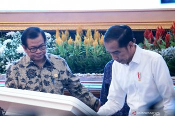 Presiden tandatangani prasasti digital resmikan  operasi Palapa Ring