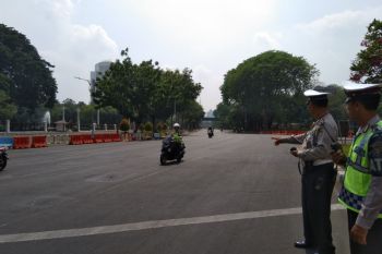 Polisi tutup jalan arah Istana Negara saat buruh demo