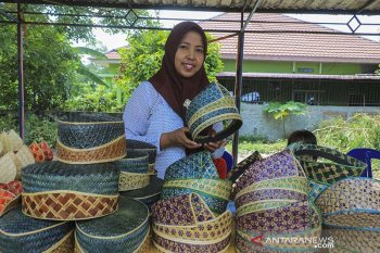 Ibu-ibu Rohul kembangkan kerajinan tanjak dari bambu, begini penjelasannya