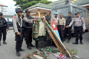 Polisi sita  atribut KNPB dan sejumlah alat tajam