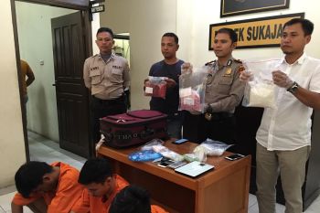 VIDEO - Polisi tangkap tiga pemuda saat transaksi narkoba