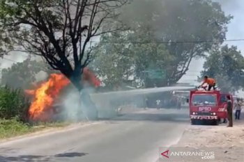 Minibus untuk kulakan BBM terbakar di dekat SPBU Kudus