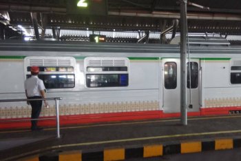 Cat eksterior Kereta Prambanan Ekspres diseragamkan