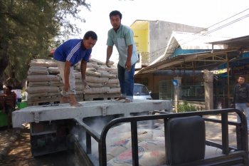 Dinas Perdagangan NTB menggelar operasi pasar semen