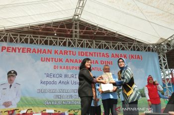 Pembagian kartu indentas untuk 10.000 anak Bantul memecahkan rekor MURI