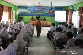 SMAN 1 Lubukbasung Agam latih siswa olah sampah jadi tas
