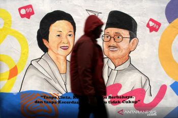 Mural cinta Habibie Ainun