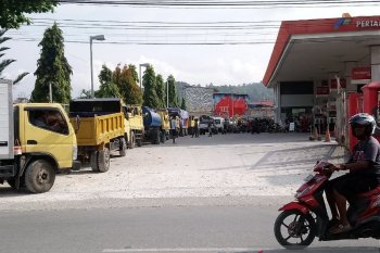 Antrean panjang solar di sejumlah SPBU Padang
