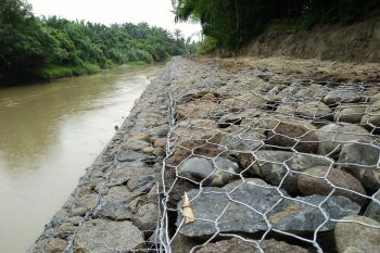 Desa Batumarta OKU bangun bronjong  dan saluran air antisipasi banjir