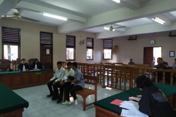 Dua warga Thailand divonis 16 tahun penjara karena selundupkan shabu-shabu